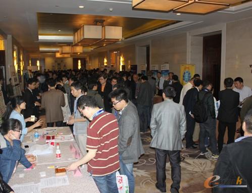 MES應(yīng)用年會觀眾參觀廠商展臺