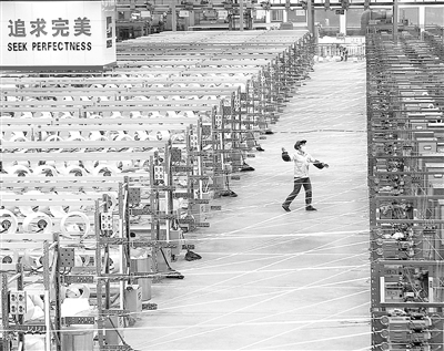 圖為九江巨石集團(tuán)生產(chǎn)線。 本報記者 劉 興攝
