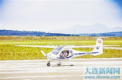 本報(bào)訊 （沈陽日報(bào)記者楊主格）近日，沈陽航空航天大學(xué)（遼寧通用航空研究院）協(xié)同部分高校、航空企業(yè)和科研院所，經(jīng)過近三年艱苦攻關(guān)，成功研制的我國首款電動(dòng)力輕型運(yùn)動(dòng)飛機(jī)RX1E首批兩架交付客戶。