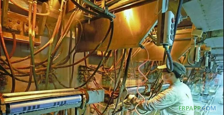 　　近日，由四川富潤企業(yè)重組投資有限責(zé)任公司旗下四川省玻纖集團(tuán)有限公司（簡稱“四川玻纖”）自主研發(fā)，自主投資建設(shè)的全球首個玄武巖連續(xù)纖維池窯中試項目在四川省德陽市羅江區(qū)成功點火。該項目總投資9000萬元，項目點火運(yùn)行成功后，四川玻纖將成為世界第一家采用池窯方式生產(chǎn)玄武巖纖維的企業(yè)。 　　玄武巖連續(xù)纖維是以天然的火山噴出巖為原料，在1450℃～1500℃熔融后，經(jīng)鉑銠合金漏板高速拉絲而形成的連續(xù)纖維，具有熱傳導(dǎo)系數(shù)低、水泥相容性好、介電系數(shù)高、吸音系數(shù)高、耐溫性佳（-269℃～700℃）、抗氧化、抗輻射、過濾性好、抗壓縮強(qiáng)度和剪切強(qiáng)度高等特點，廣泛運(yùn)用于國防軍工、交通運(yùn)輸、車船制造、電子信息、航空航天等各個領(lǐng)域，被國家視為戰(zhàn)略性新興產(chǎn)業(yè)，也被四川列為四大高端新型成長型產(chǎn)業(yè)之一。 　　近年來，四川玻纖先后組建13個實驗室致力于玄武巖纖維研發(fā)，前后攻克玄武巖纖維生產(chǎn)領(lǐng)域數(shù)十個技術(shù)難題，研發(fā)出一整套池窯生產(chǎn)連續(xù)玄武巖纖維的生產(chǎn)工藝，徹底改變傳統(tǒng)玄武巖纖維生產(chǎn)技術(shù)成本高、產(chǎn)能低、品質(zhì)不穩(wěn)定的問題。目前，該公司已申報發(fā)明專利8項，實用新型專利8項，企業(yè)專有技術(shù)11項，深加工后續(xù)專利仍在持續(xù)申報。